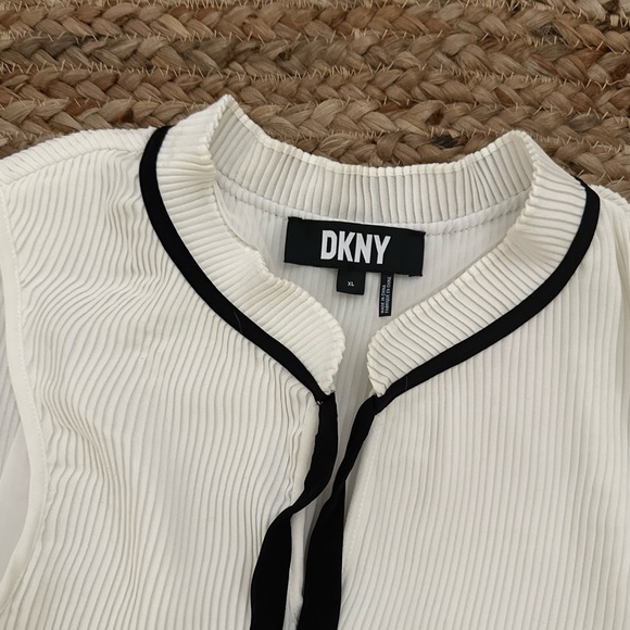 WHITE PLEATED BLOUSE TOP - Picture 2 of 5